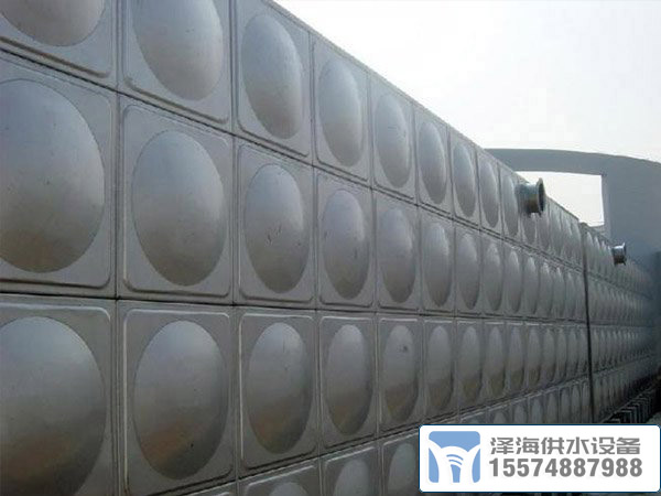 大型<a href=http://m.shraner.com/ target=_blank class=infotextkey>不銹鋼消防水箱</a>施工中